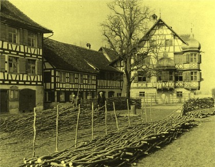 Fachenflechterei auf dem Dorfplatz